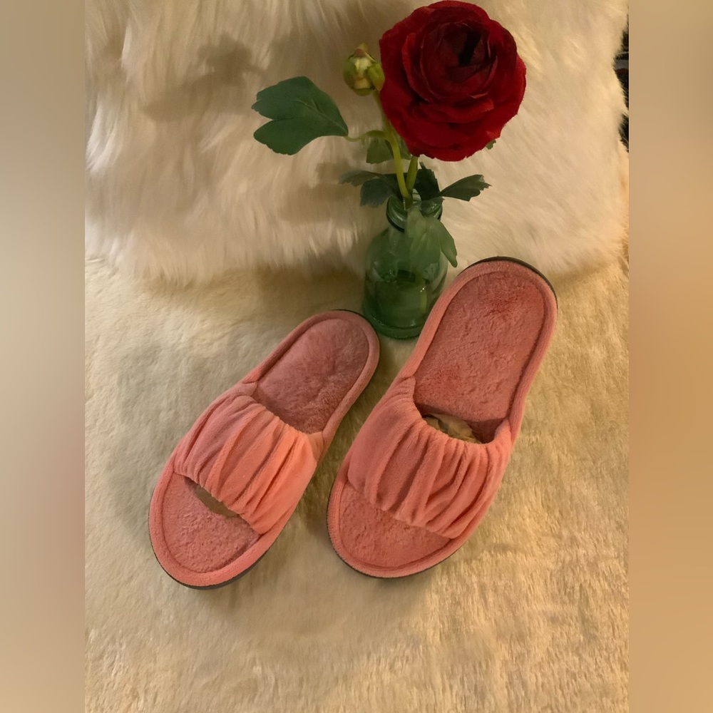 ISOTONER - Pink terry cloth slippers. Sz 5/6